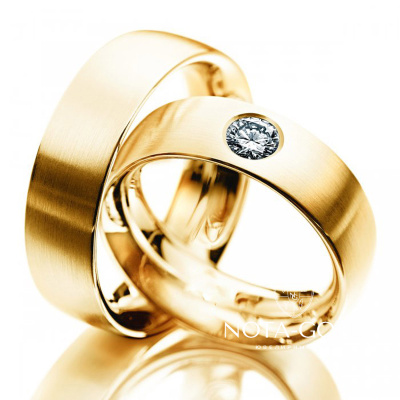 Матовые обручальные кольца с бриллиантом на заказ (Вес пары: 11 гр.)