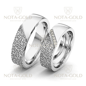 Широкие платиновые обручальные кольца с глянцево-пестрым узором и бриллиантами в женском кольце (Вес пары: 20 гр.)