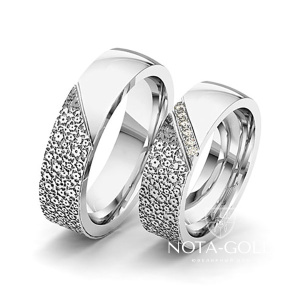Широкие платиновые обручальные кольца с глянцево-пестрым узором и бриллиантами в женском кольце (Вес пары: 20 гр.)