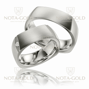 Массивные четырёхгранные шероховатые платиновые обручальные кольца с бриллиантом в женском кольце (Вес пары: 23 гр.)