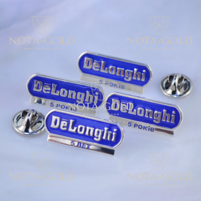 Юбилейные именные значки из серебра с эмалью и логотипом компании