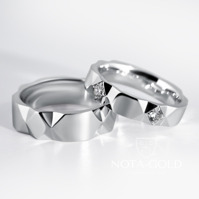 Граненые обручальные кольца из белого золота с бриллиантами в женском кольце (Вес пары 12,6 гр.)