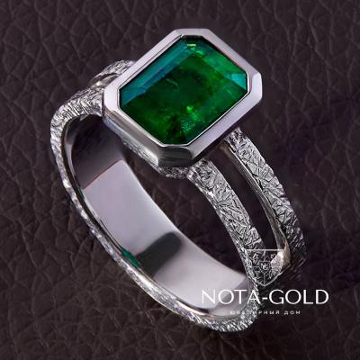 Мужское кольцо из белого золота с изумрудом (Вес: 11 гр.)