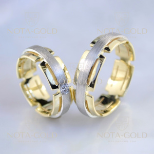 Матовые обручальные кольца из двух видов золота с крупным бриллиантом в женском кольце (Вес пары:16 гр.)