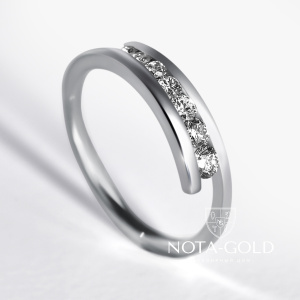 Женское узкое кольцо из белого золота с семью бриллиантами (Вес 2,2 гр.)
