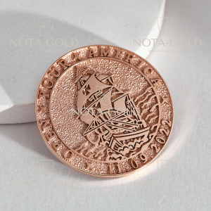 Сувенирная медаль из серебра с позолотой, изображением корабля, компаса и гравировкой (Вес: 21 гр.)