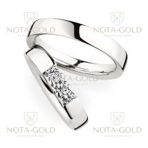 Узкие глянцевые платиновые обручальные кольца с тремя бриллиантами в женском кольце (Вес пары: 17 гр.)