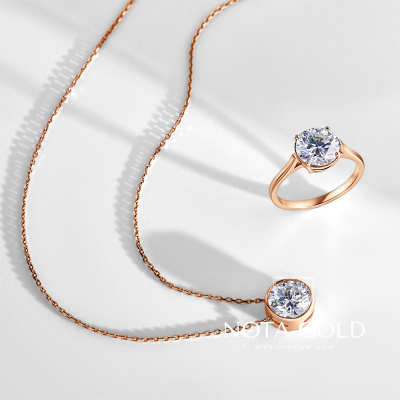 Женский комплект из золота с крупными муассанитами кольцо и подвеска на цепочке (Вес 9,6 гр.)