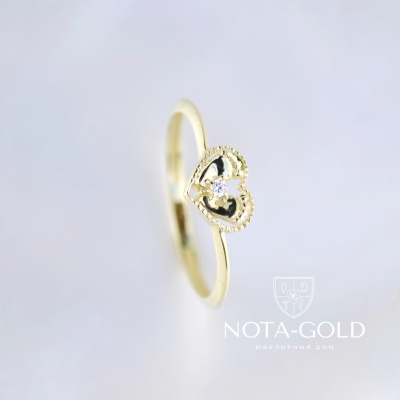 Кольцо на рождение из жёлтого золота с бриллиантом и ножками в виде сердца (Вес: 1 гр.)
