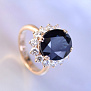 Женское золотое кольцо с крупным натуральным сапфиром, бриллиантами и гравировкой (Вес: 5 гр.)