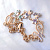 Женский браслет в подарок на рождение с детскими фигурками, инициалами и драгоценными камнями (цена за грамм)