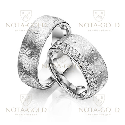 Широкие платиновые обручальные кольца с текстурным узором и двойной дорожкой бриллиантов в женском кольце (Вес пары: 19 гр.)