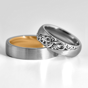 Двухцветные золотые обручальные кольца с узором, гравировкой и чернением (Вес пары 15,3 гр.)