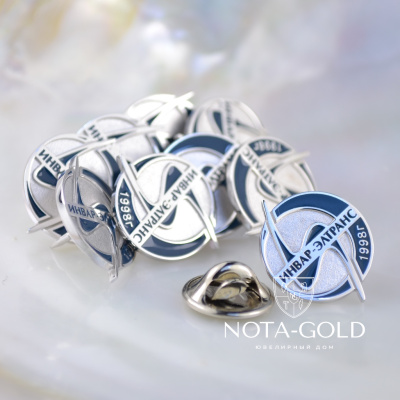 Партия нагрудных значков из серебра и белого золота с эмалью и логотипом компании