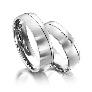 Шероховатые платиновые обручальные кольца с косой канавкой и бриллиантами в женском кольце (Вес пары: 18 гр.)