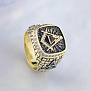 Мужское кольцо-печатка с масонской символикой из жёлтого золота с чернением, бриллиантами, гранатом и изумрудом (Вес: 30 гр.)