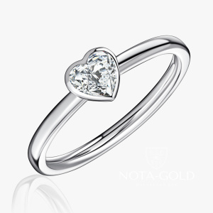 Кольцо из белого золота с завальцованным искусственным бриллиантом огранки Сердце (Вес 2,5 гр.)