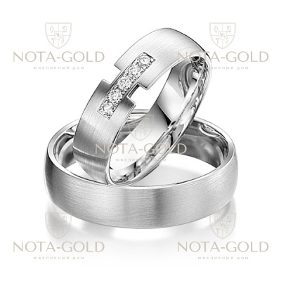 Шероховатые платиновые обручальные кольца с пятью бриллиантами в женском кольце (Вес пары: 18 гр.)