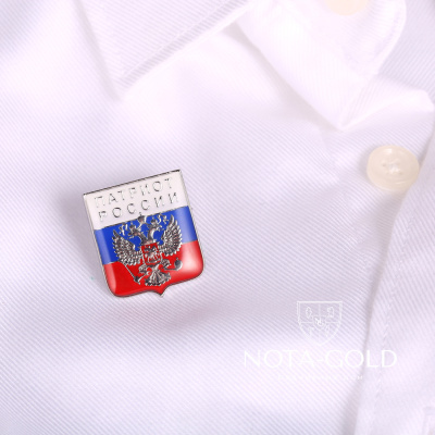 Нагрудный серебряный значок с гербом и флагом Патриот России