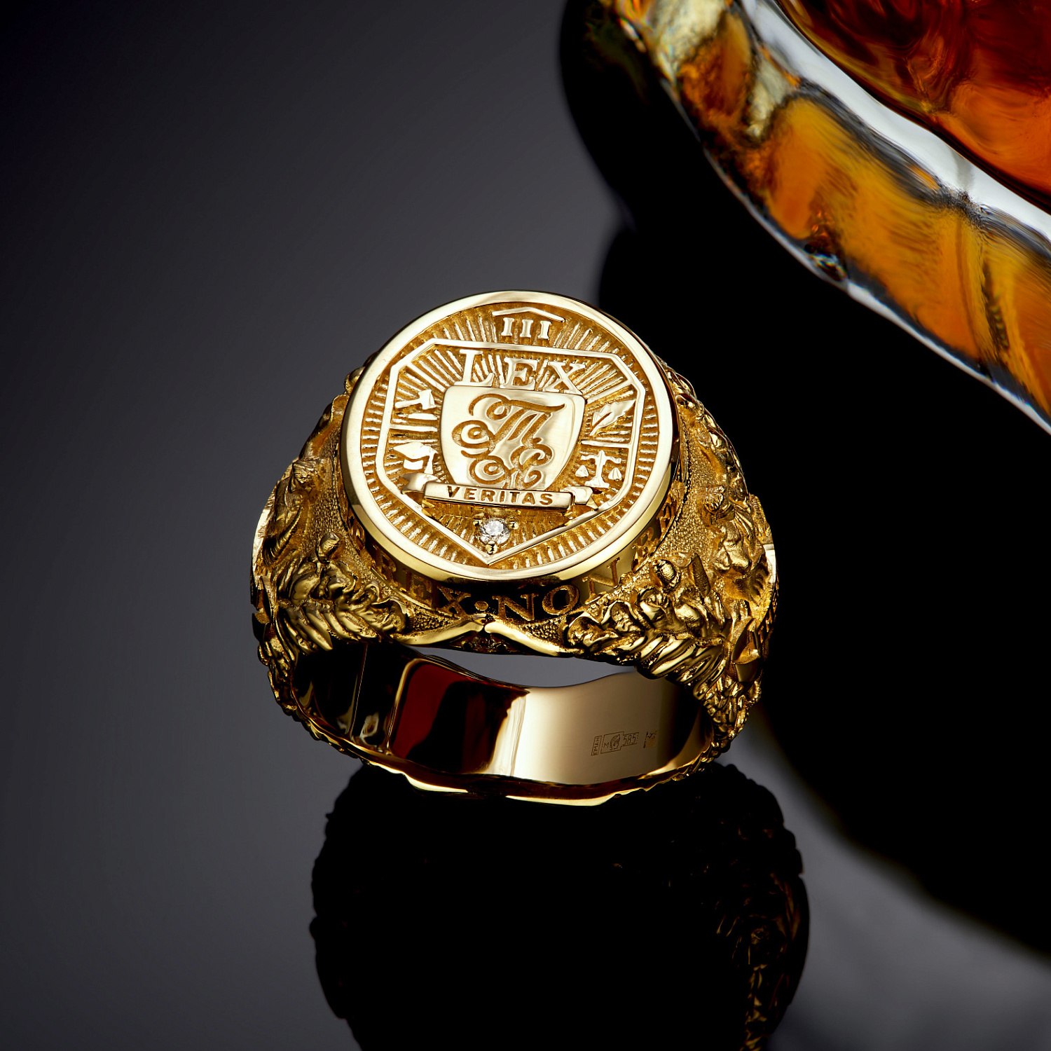 Золотая печатка с бриллиантом и личной символикой