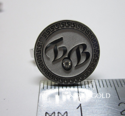 Значки с инициалами и бриллиантами из серебра 925 пробы на заказ