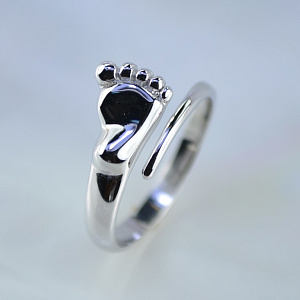 Легковесное безразмерное серебряное кольцо с пяточкой ребёнка без вставок  из серебра 925 пробы (Вес: 2,2 гр.)