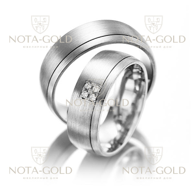 Широкие шероховатые платиновые обручальные кольца с четырьмя бриллиантами в женском кольце (Вес пары: 19 гр.)