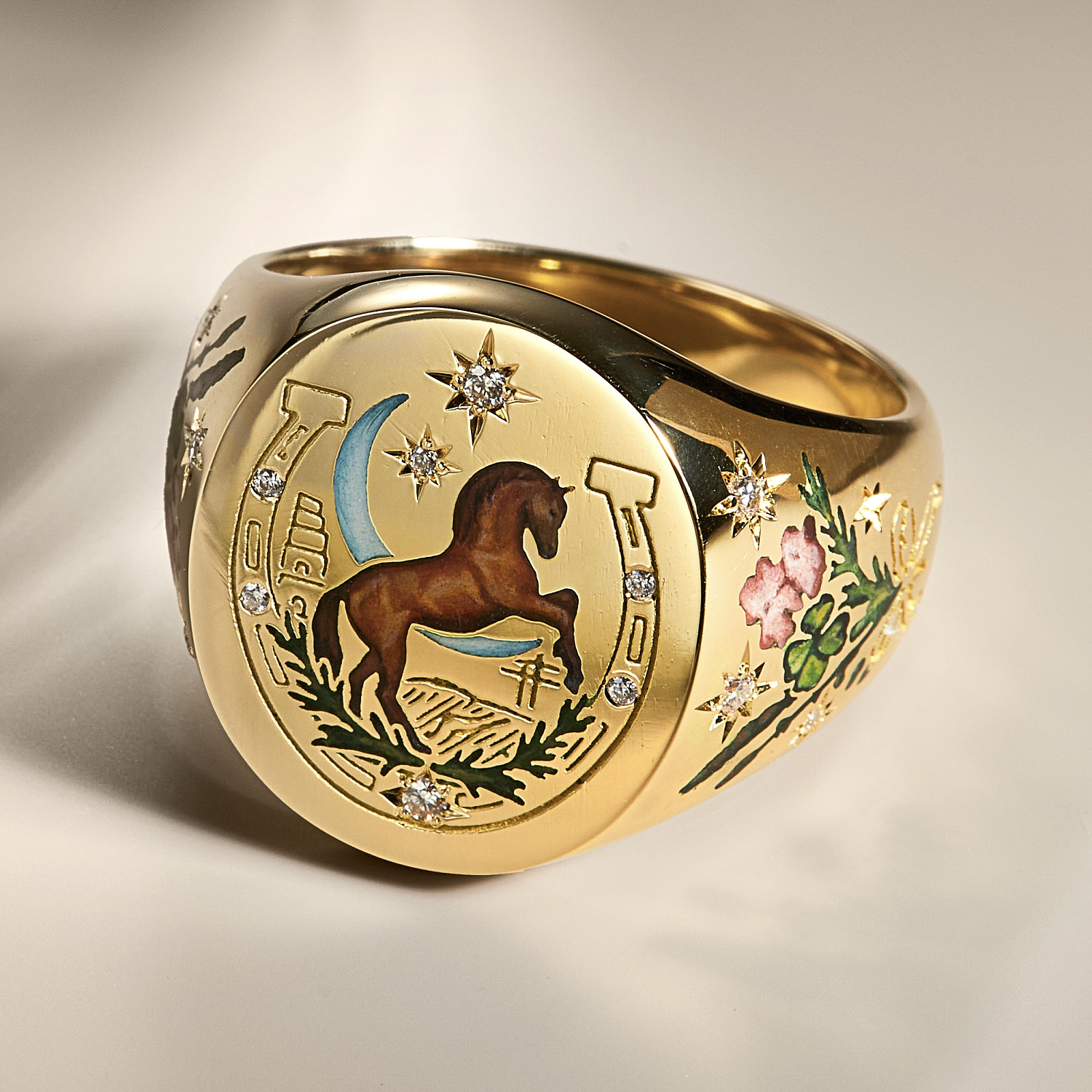 Женская печатка с бриллиантами из золота с эмалью