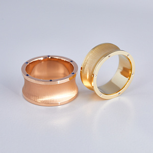 Широкие вогнутые обручальные кольца из красного и желтого золота с бриллиантами и сапфирами (Вес пары 26,1 гр.)