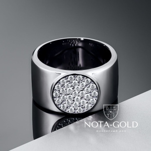 Широкое кольцо из белого золота с круглой площадкой бриллиантов (Вес 15,3 гр.)