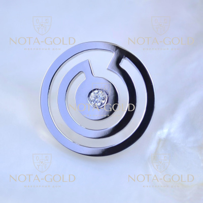 Нагрудный золотой значок из белого золота в виде логотипа компании с бриллиантом