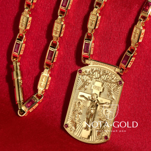 Православный золотой жетон с распятием, ликами святых и гравировкой молитвы на золотой цепочке с рубинами (Вес: 92,5 гр.) 