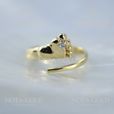 Легковесное золотое кольцо на рождение ребенка в виде ножки с фианитом из жёлтого золота 585 пробы (Вес: 3,5 гр.)