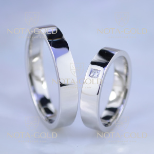 Классические свадебные кольца из платины 950 пробы прямого профиля в женском кольце бриллиант принцесса (Вес пары: 16 гр.)