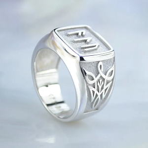 Перстень печатка с рунами из платины (Вес: 22,4 гр.)