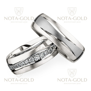 Широкие платиновые обручальные кольца с волнистым узором и дорожкой бриллиантов в женском кольце (Вес пары: 19 гр.)