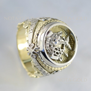 Мужское именное кольцо-печатка на заказ из жёлто-белого золота с волком, гравировкой и надписью Спаси и сохрани (Вес: 32,5 гр.)