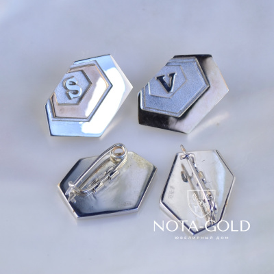 Значки-булавки с буквами из серебра с позолотой