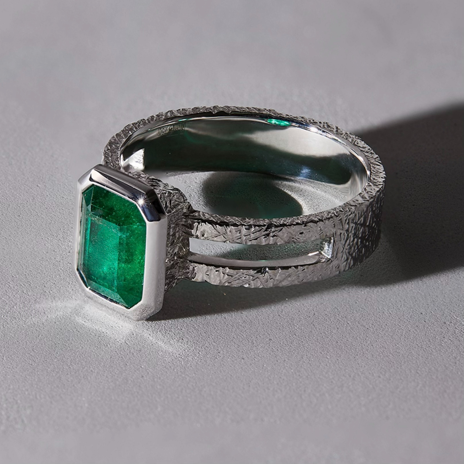 Мужское кольцо из белого золота с изумрудом