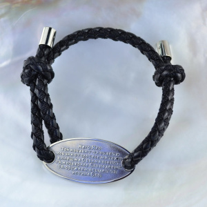 Мужской кожаный браслет с вставкой из белого золота и молитвой (цена за грамм)