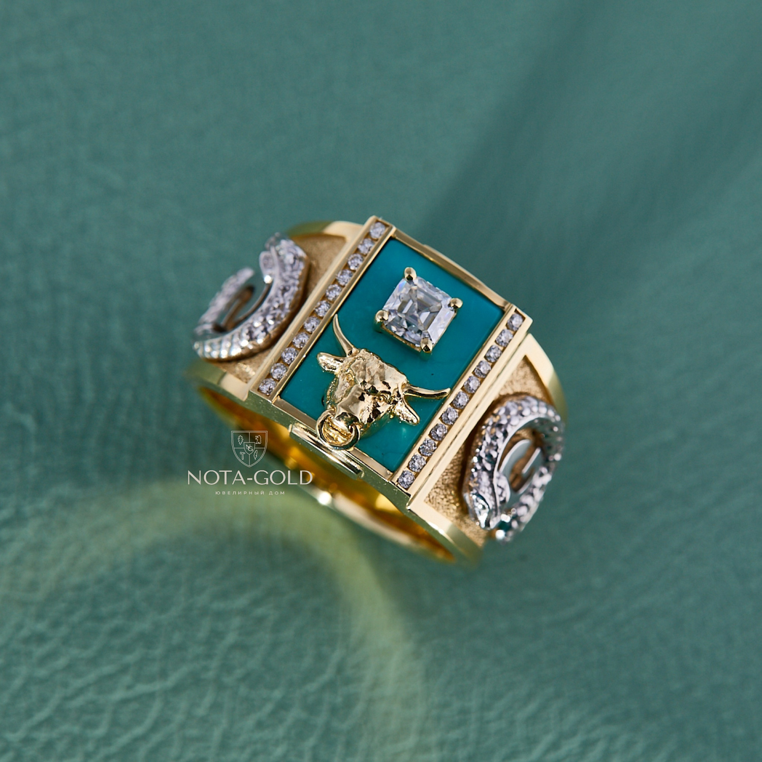 Мужской перстень с личной символикой из двух видов золота с бриллиантами и бирюзой
