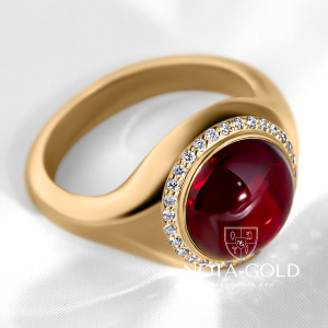 Кольцо из желтого золота с крупным гладким рубином и бриллиантами (Вес 11 гр.)