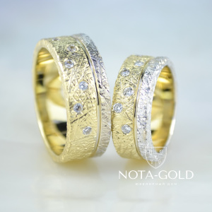 Необычное обручальное кольцо с фактурной поверхностью из золота двух оттенков и бриллиантами (Вес пары: 21 гр.)