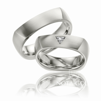 Шероховатые платиновые обручальные кольца с треугольным бриллиантом в женском кольце (Вес пары: 21 гр.)