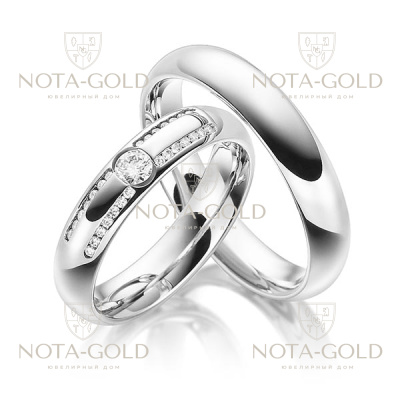 Классические глянцевые платиновые обручальные кольца бублики с бриллиантами в женском кольце (Вес пары: 18 гр.)