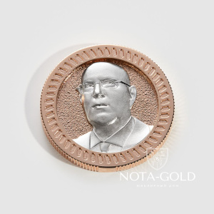 Медаль монета из красного и белого золота с портретом (Вес 27,9 гр.)