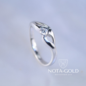 Оригинальное кольцо из белого золота с бриллиантом (Вес: 2,5 гр.)