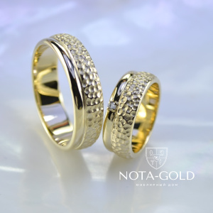 Обручальные кольца с чешуйками из жёлтого золота с бриллиантами (Вес пары: 20 гр.)
