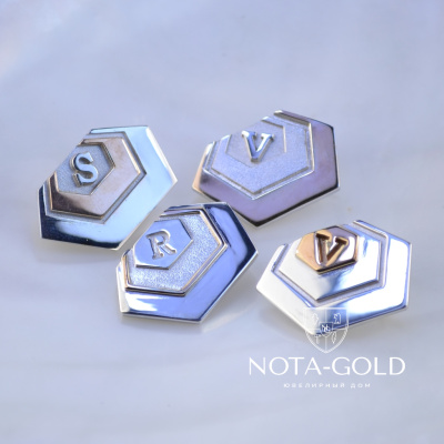 Значки-булавки с буквами из серебра с позолотой