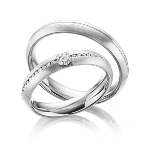 Узкие матовые платиновые обручальные кольца с одним крупным и многочисленными бриллиантами в женском кольце (Вес пары: 16 гр.)